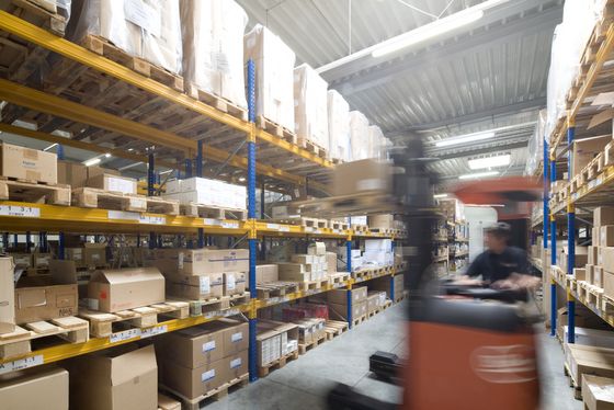 Gabelstaplerfahrer unterwegs in großem Logistikzentrum - Logistikzentren - Hospital LogiServe Gabelstaplerfahrer unterwegs in großem Logistikzentrum - Logistikzentren - Hospital LogiServe