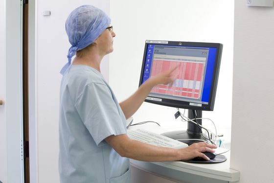 Pflegekraft nimmt Bestellung am Bildschirm vor - Bildschirmbestellung - Hospital LogiServe